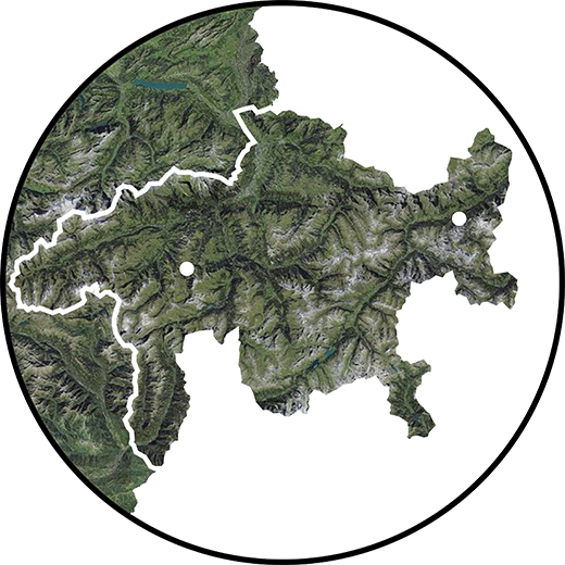 Links markiert ist die Zweigniederlassung Safiental in Thalkirch, rechts markiert ist der Hauptsitz Engiadina in Tarasp